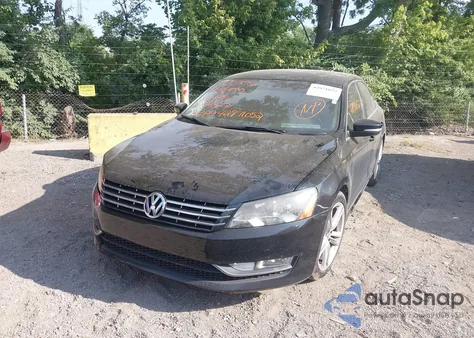 2015 Volkswagen Passat 1.8T Sel Premium z USA, uszkodzony, nr VIN 1VWCT7A37FC066376
